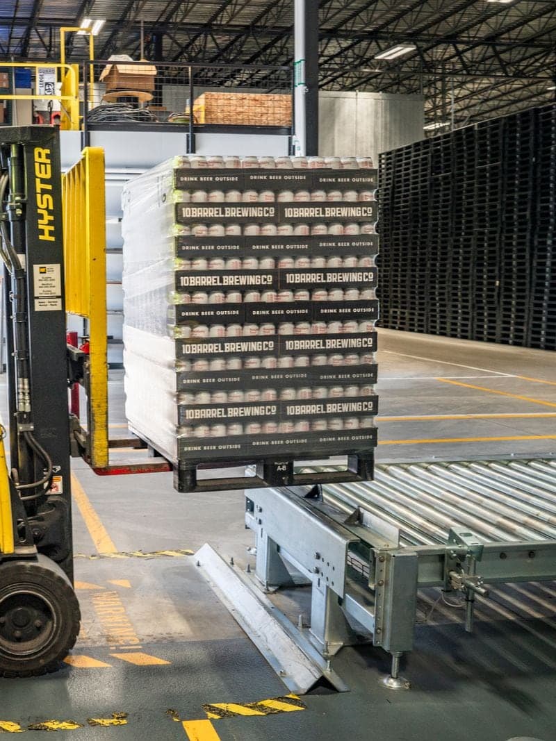 Warehouse operator handling stock in a flexible 3PL facility